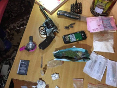 У Вишневому поліція затримала озброєну групу драгдилерів (ФОТО)