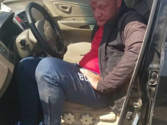 Катався по газонах та ледь не збив людину: п'яний екс-правоохоронець - зірка Інтернету (ФОТО)