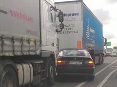 Між молотом та ковадлом: під Києвом дві фури затиснули БМВ