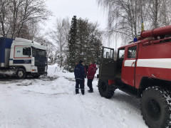 В Яготині застрягла вантажівка, заблокувавши проїзд автомобілям швидкої допомоги (ФОТО)