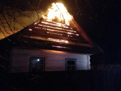 У Іванкіському районі спалахнув будинок 