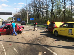 Під Києвом сталася масштабна ДТП - зіткнулись три автомобіля (ФОТО)