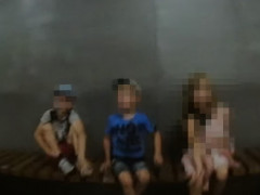 В Ірпені батьки залишили на вулиці чотирьох дітей та пішли за чаркою (ВІДЕО)