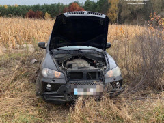Патрульні Київщини знайшли у кюветі авто, яке чотири роки шукав Інтерпол