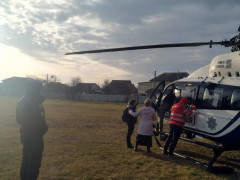 Із Боярки поліцейські гелікоптером доставили хвору жінку до київської лікарні