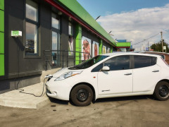 Мережа супермаркетів встановлює елетрозаправки на Київщині