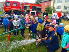 У Бородянці вихованці дитячого садочка спробували себе у ролі пожежників