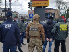 У "Борисполі" військовослужбовець через хабарі намагався ввозити нелегалів (ФОТО)