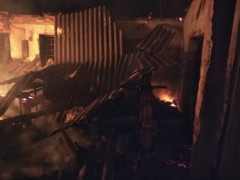 На Бориспільщині вогнеборці пів ночі гасили пожежу в деревообробному цеху