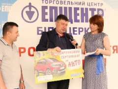 Переможець акції "Садовий бум" отримав сертифікат на авто (ФОТО)