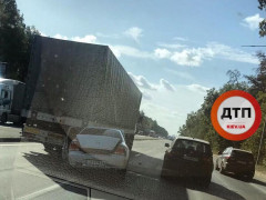 Біля Гостомеля під фурою опинився легковий автомобіль