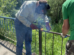 У Сквирі за ініціативи молоді ремонтують пішохідний місток (ФОТО)