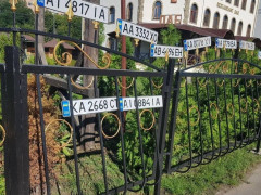 У Вишгороді влаштували "виставку" загублених під час негоди автономерів (ФОТО)