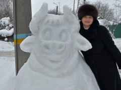 У Переяславі ексдепутатка зліпила зі снігу символ 2021 року (ФОТО)