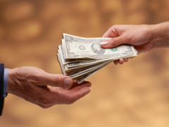 Після продажу 83 квартир в Ірпені місцевого депутата Оверка тягають по судах