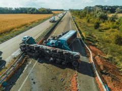 Під Києвом вантажівка з яблуками спричинила ДТП (ФОТО)