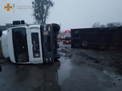 На території Ставищенської ОТГ водій вантажівки з’їхав у кювет та перевернувся