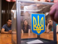На окрузі №93 у Київській області члени дільничної комісії заповнювали протоколи в автомобілі