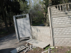 У Вишгородському районі вандали розтрощили паркан музею-заповідника (ФОТО)
