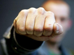 У Борисполі двоє невідомих побили директора відомої української співачки  
