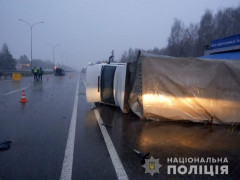  На Київщині внаслідок зіткнення автомобіля з вантажівкою постраждало семеро людей (ФОТО)