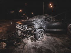 Страшна ДТП під Києвом: автомобіль декілька раз перевернувся та спалахнув (ВІДЕО)