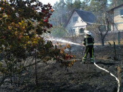 У Києво-Святошинському районі після займання трави вогонь знищив три будинки