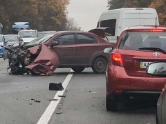 На трасі під Києвом автомобіль виїхав на зустрічну смугу та спричинив ДТП (ВІДЕО)