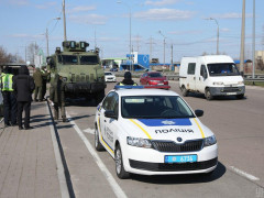 Під Києвом на блокпостах з'явилася бронетехніка (ФОТО)