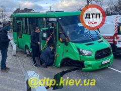 У передмісті Києва маршрутка з пасажирами влетіла у відбійник (ФОТО)