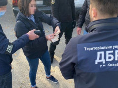 ДБР затримало поліцейського з Київщини на хабарі