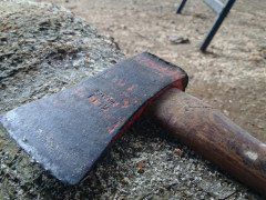На Київщині психічно неврівноважений чоловік вдарив дружину сокирою