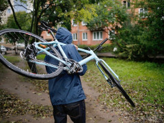 В Обухові поліцейські оперативно затримали молодика, який вкрав два велосипеди (ФОТО)