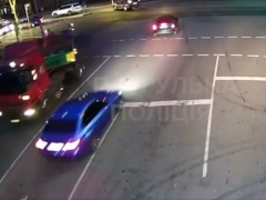 У Борисполі водій фури зніс електроопору та втік (ВІДЕО)