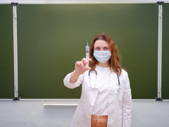 На Київщині школи, де не буде вакциновано 80% вчителів, можуть зачинити