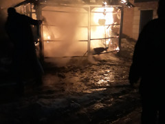 На Київщині згорів автомобіль разом із гаражем 