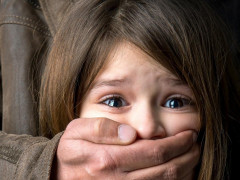 У Боярці чоловік вискочив із кущів та почав душити на 12-річну дівчинку 