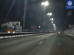 Чайківські патрульні вчасно відреагували на задимлену припарковану вантажівку (ФОТО)
