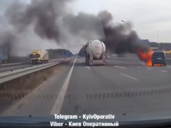 У Макарівському районі на трасі вщент згоріла іномарка 