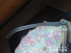 На Бородянщині чоловік ледь не заколов косою односельчанина 