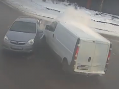 У Бучі ДТП: мікроавтобус в’їхав у легковик (ВІДЕО)