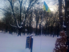 У Яготині невідомі знову зірвали червоно-чорний прапор зі стели "Слава Героям України" (ФОТО)