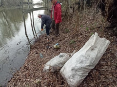 Переяславські активісти зібрали 60 мішків сміття біля річки