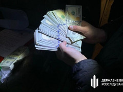 На Київщині фальшивомонетники збули 62 тисячі підроблених доларів США