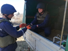 У Макарівському районі на дитячому майданчику розкопали шість мінометних мін (ВІДЕО) 