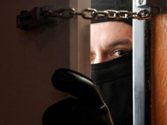 На Білоцерківщині двоє зловмисників обікрали будинок та погрожували 12-річній дівчинці 