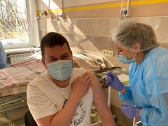 Мер Ірпеня популяризує вакцину проти коронавірусу (ФОТО)