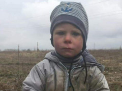 Розшуканого під Іванковом 2-річного хлопчика провідали ювенальні поліцейські (ВІДЕО)