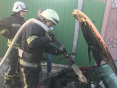 У Києво-Святошинському районі посеред дороги загорівся автомобіль