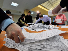 Екснардеп Данілін: голова Київської обласної ТВК намагається знищити бюлетені замість перерахунку (ФОТО)